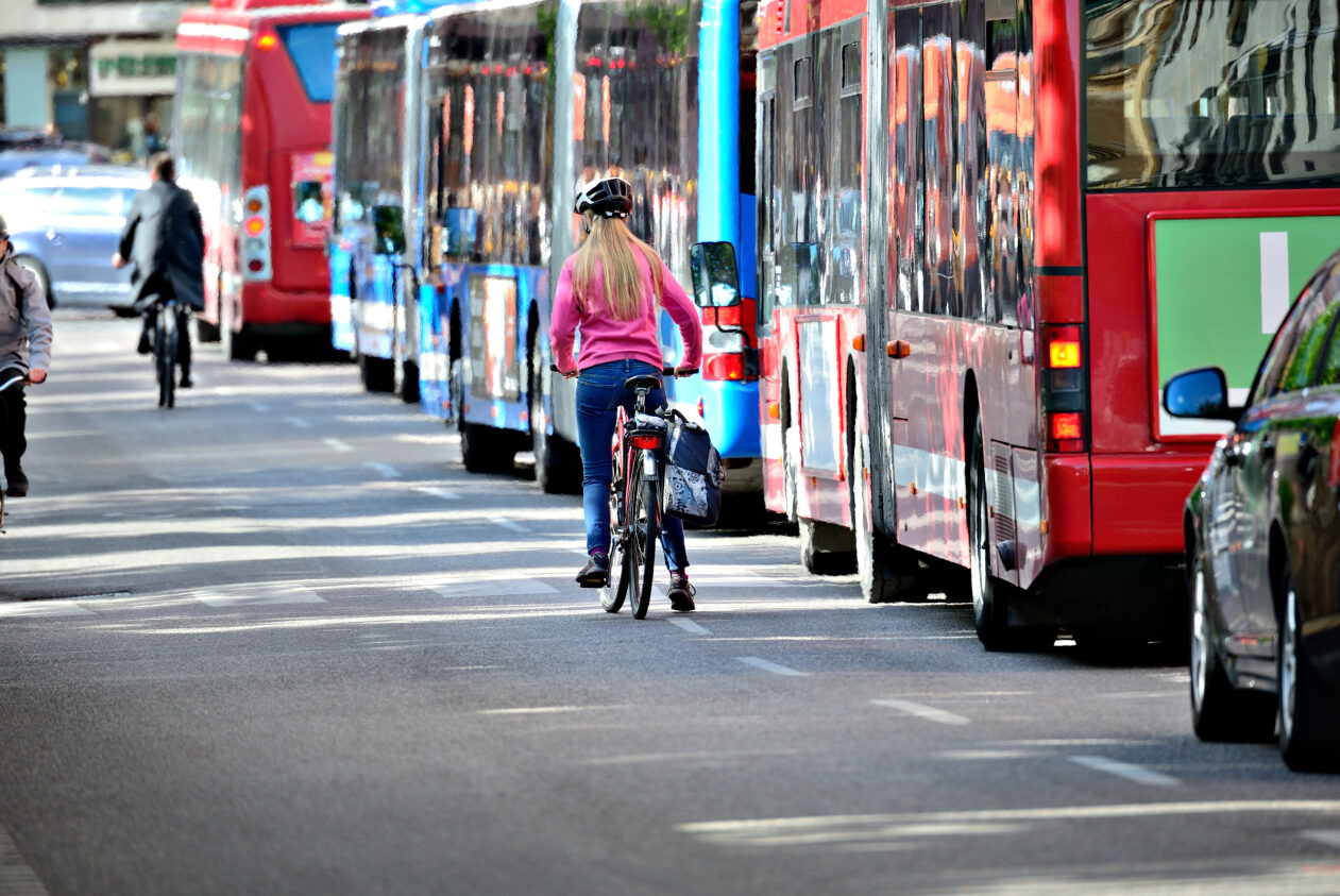 Cyklar och bussar i trafiken
